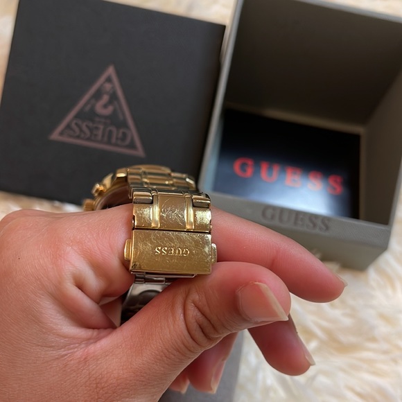 3 dial Guess watch! - Picture 4 of 7